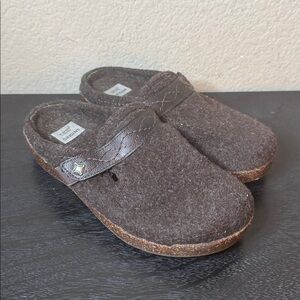 Earth Origins Aurora Janet Slip on Wool Clogs in Mahogany Size‎ 6.5